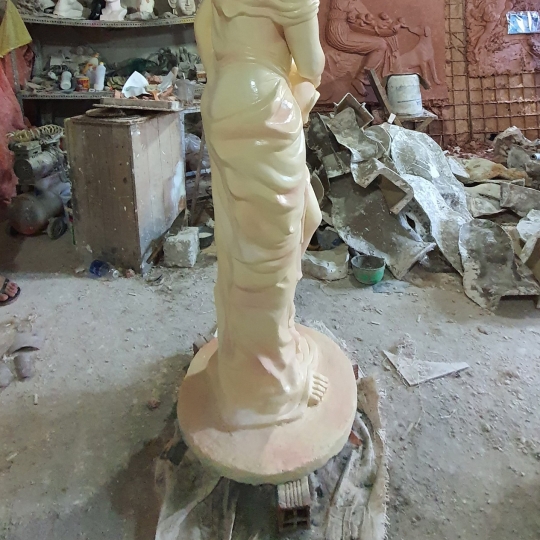 Tượng Cô Gái Ôm Bình Nước Bằng Xi Măng 