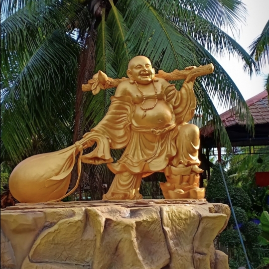 Tượng Di Lạc Kéo Bị Tiền Bằng Xi Măng 