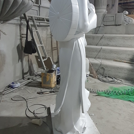 Tượng Cô Gái Ba Miền Bằng Xi Măng 