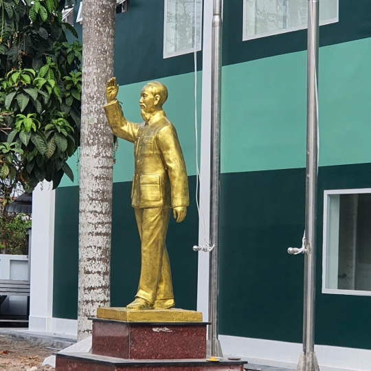 Tượng Bác Hồ Bằng Xi Măng 