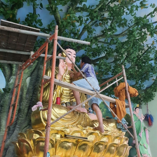 Tượng Bổn Sư Ngồi Đài Sen Sơn Dát Vàng