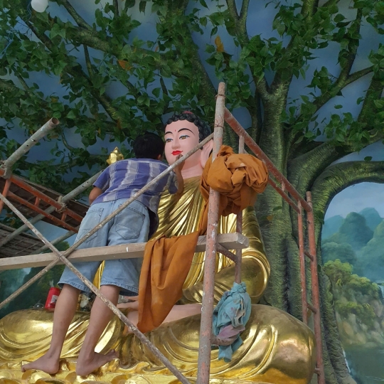 Tượng Bổn Sư Ngồi Đài Sen Sơn Dát Vàng