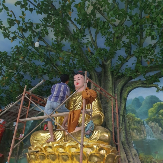 Tượng Bổn Sư Ngồi Đài Sen Sơn Dát Vàng