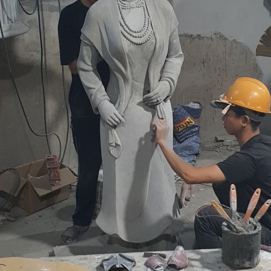 Tượng Cô Gái Ba Miền Bằng Xi Măng 