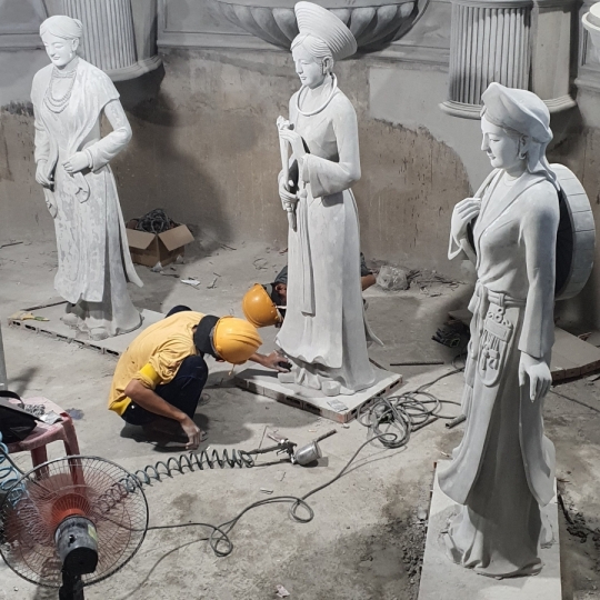 Tượng Cô Gái Ba Miền Bằng Xi Măng 