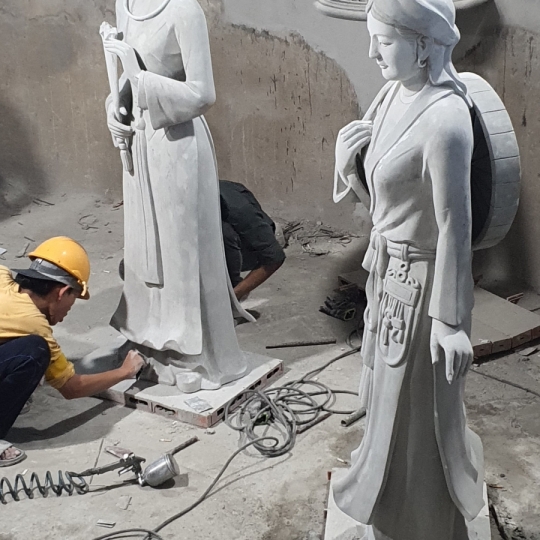 Tượng Cô Gái Ba Miền Bằng Xi Măng 