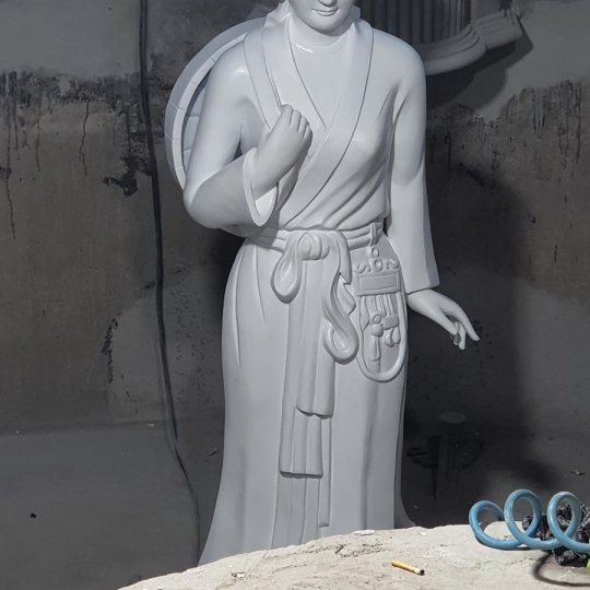 Tượng Cô Gái Ba Miền Bằng Xi Măng 