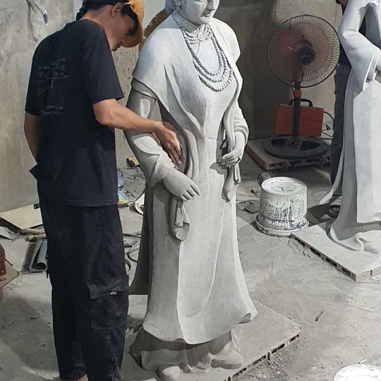 Tượng Cô Gái Ba Miền Bằng Xi Măng 