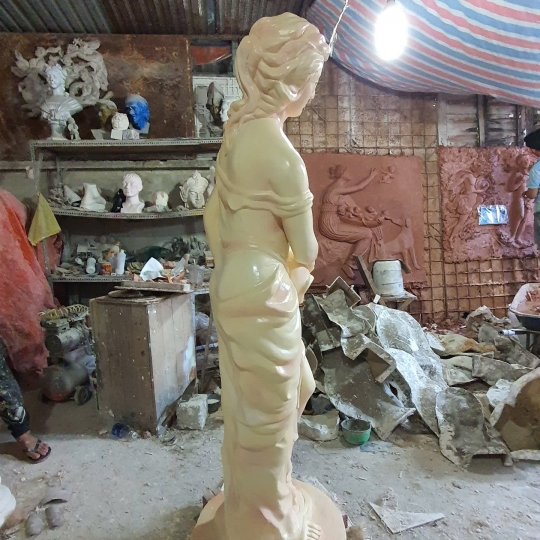 Tượng Cô Gái Ôm Bình Nước Bằng Xi Măng 