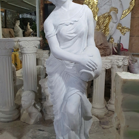 Tượng Cô Gái Ôm Bình Nước Bằng Xi Măng 