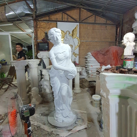 Tượng Cô Gái Ôm Bình Nước Bằng Xi Măng 