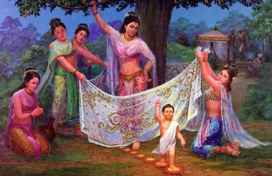 [Họa sĩ Đào Nguyên đang tỉ mỉ cầm cọ nắn nót vẽ từng đường nét chi tiết trên bức tranh Phật]