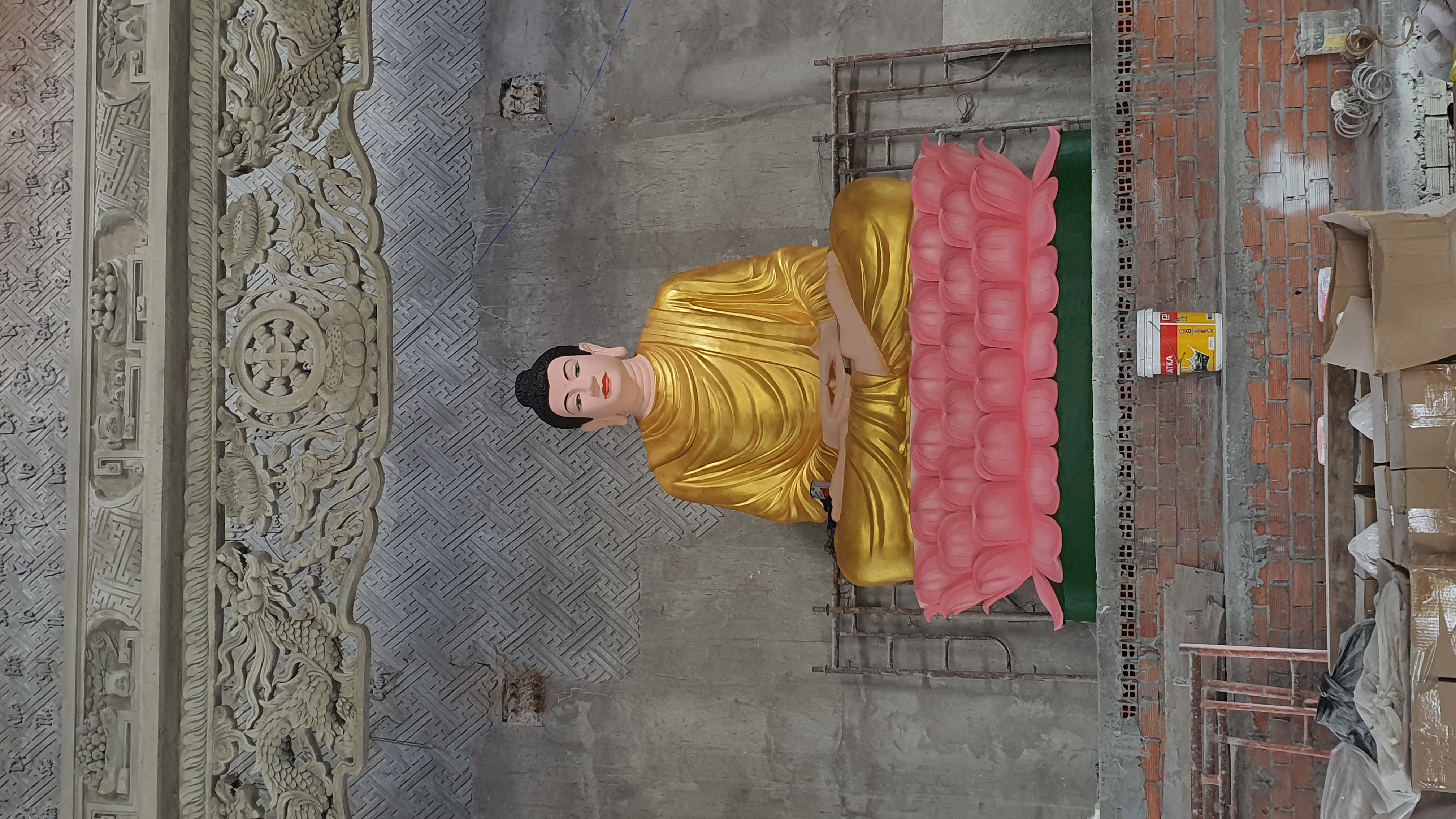 Tượng Quan Âm Bồ Tát bằng xi măng ngoài trời