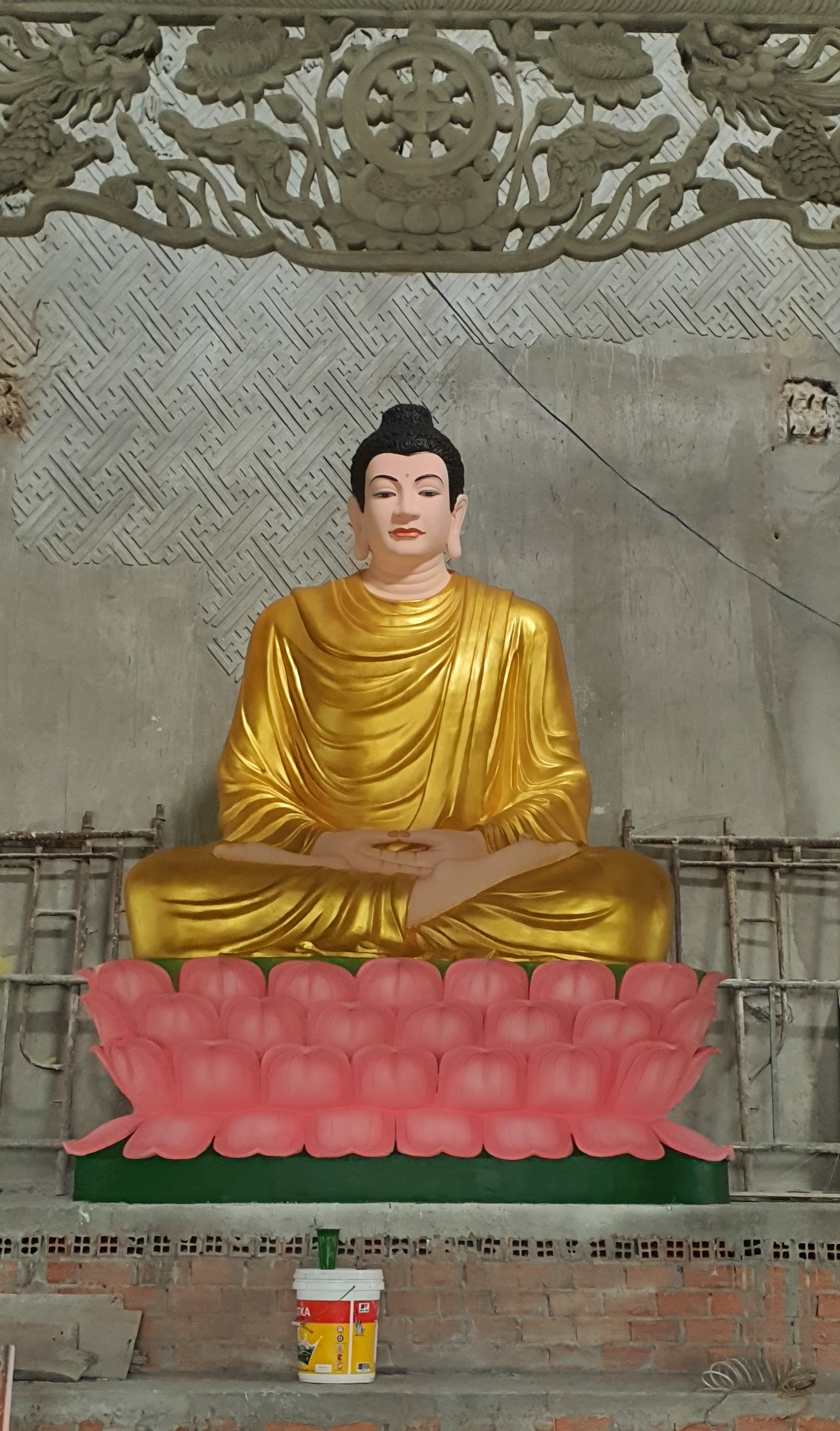 tuong-phat-thich-ca-bang-xi-mang-dap-tay