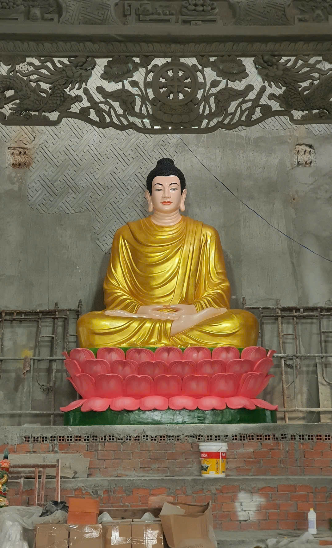 tuong-phat-thich-ca-bang-xi-mang-dap-tay