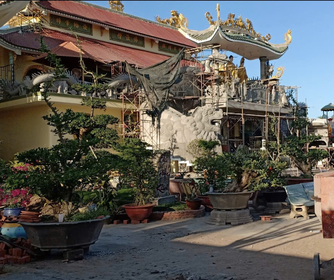 Hoa văn đình chùa bằng xi măng đắp nổi thủ công