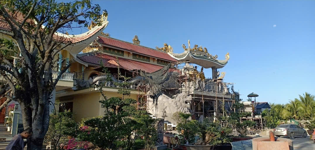 Hoa văn đình chùa bằng xi măng đắp nổi thủ công
