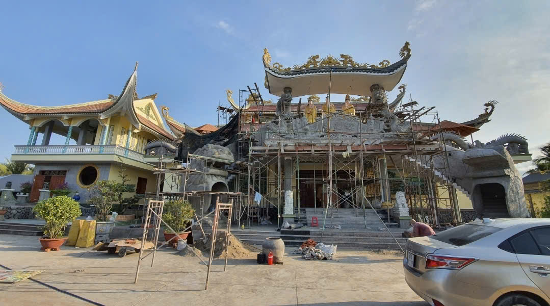 Hoa văn đình chùa bằng xi măng đắp nổi thủ công