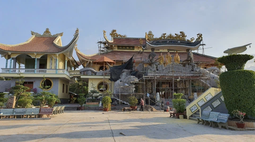 Phù điêu sen, mây, họa tiết Phật giáo trang trí chùa