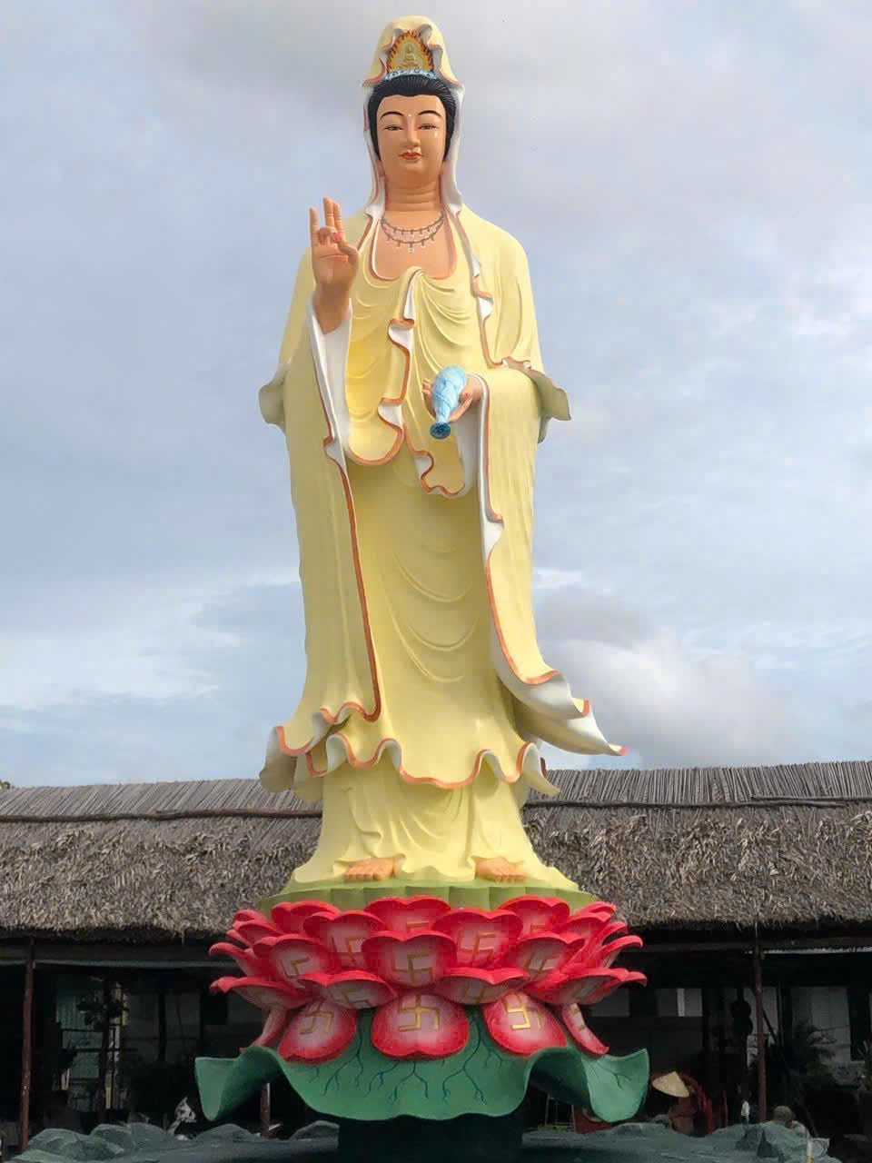 [Tượng Quan Âm Bồ Tát bằng xi măng ngoài trời cao 10m được đắp tay tinh xảo bởi Mỹ Thuật Đào Nguyên]