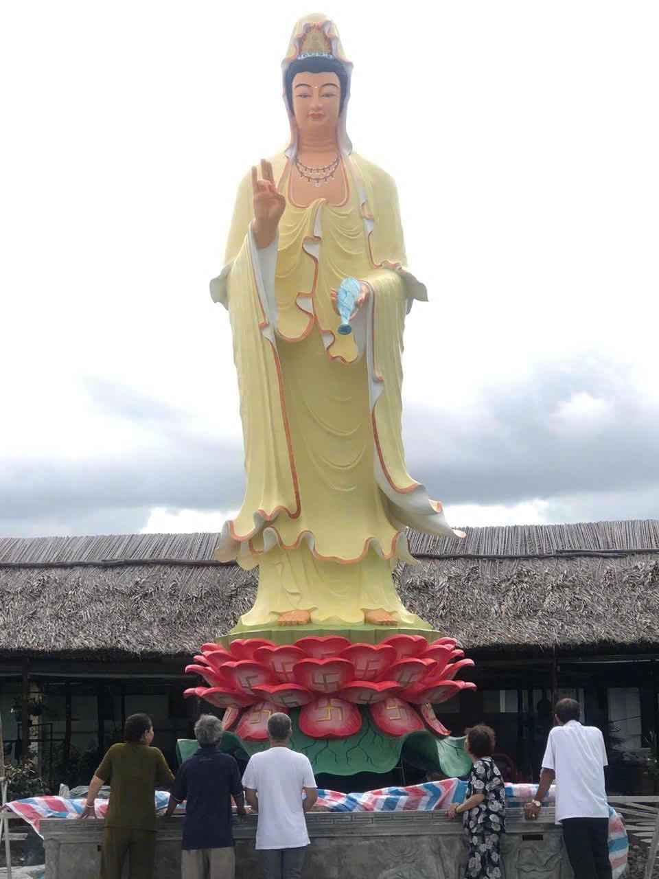 [Công đoạn hoàn thiện chi tiết tà áo mềm mại của tượng Quan Âm bằng xi măng ngoài trời]