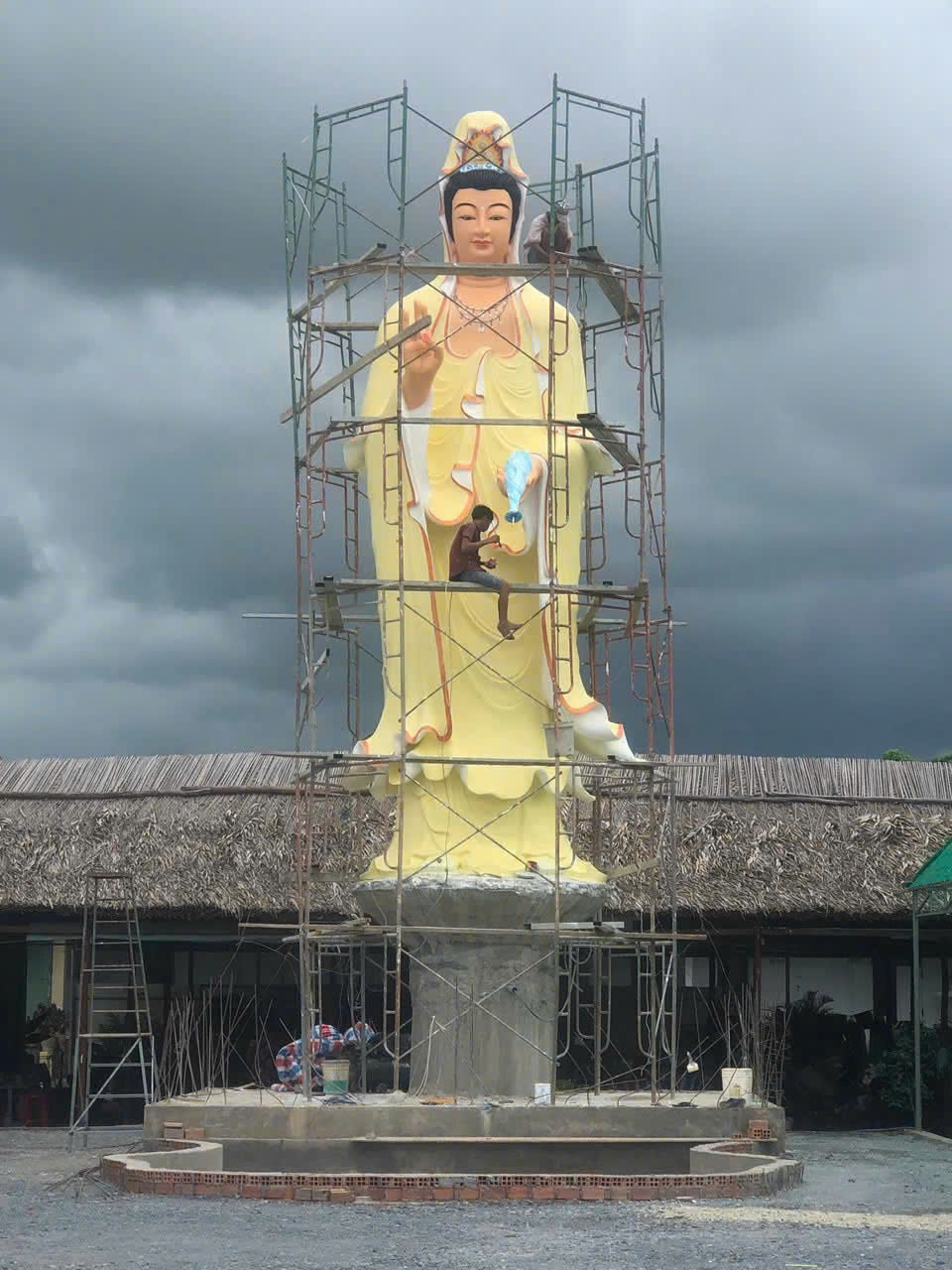 [Đài tượng Quan Âm Bồ Tát lộ thiên bằng xi măng ngoài trời mang vẻ trang nghiêm thanh tịnh]