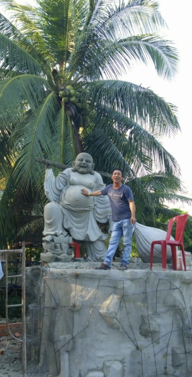 Tượng Di Lặc bằng xi măng tạo hình thủ công 