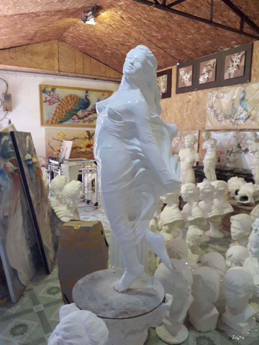 Điêu khắc tượng cô gái bằng xi măng