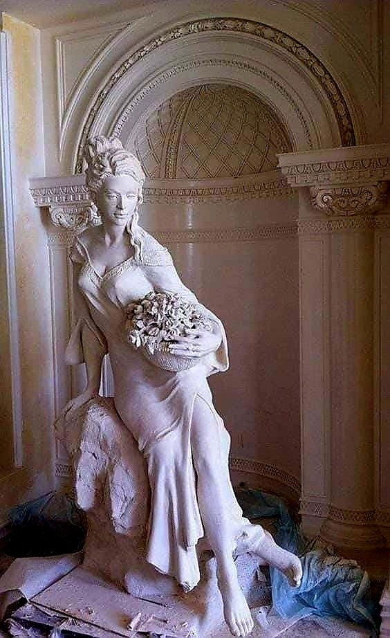 Điêu khắc tượng cô gái ôm hoa đẹp bằng xi măng