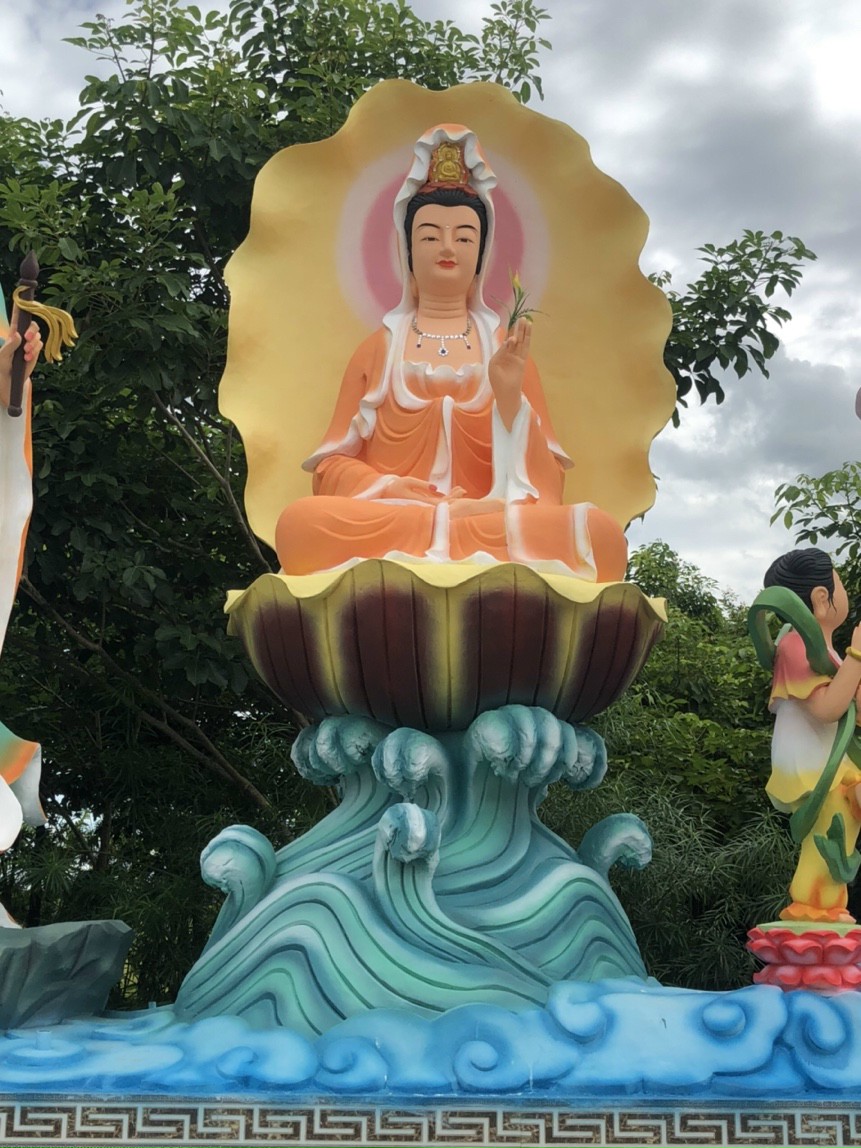 Tượng Phật Quan Âm Tự Tại bằng xi măng